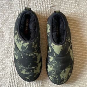 Sorel faux fur slip ons, size 8, NWT